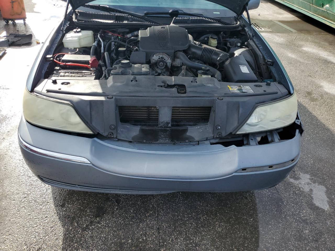 2004 Lincoln Town Car Executive VIN: 1LNHM81W84Y669323 Lot: 85269715