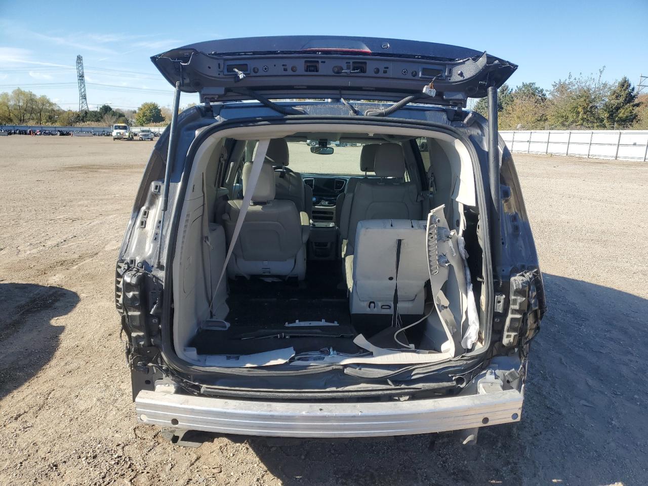 2018 Chrysler Pacifica Hybrid Touring L VIN: 2C4RC1L70JR364990 Lot: 90495945