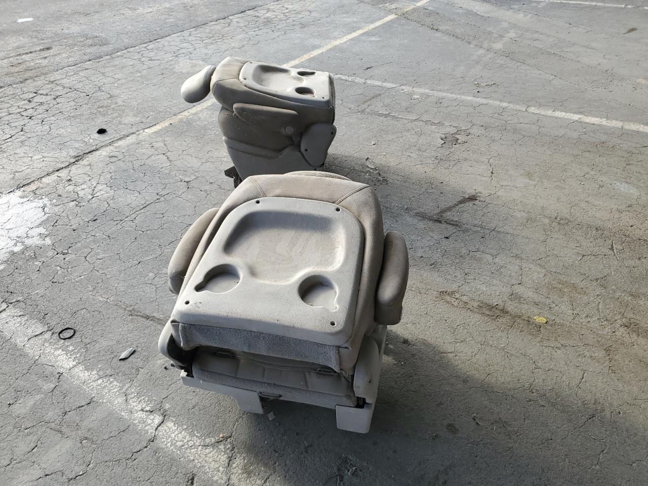 2002 Chrysler Town & Country Limited VIN: 2C8GP64L12R697946 Lot: 84827685