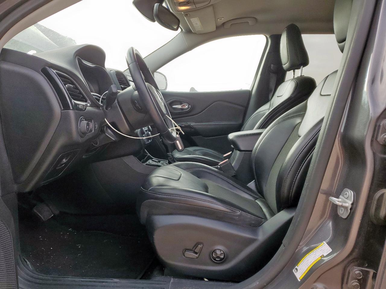 2019 Jeep Cherokee Latitude Plus VIN: 1C4PJLLB2KD377693 Lot: 90066355