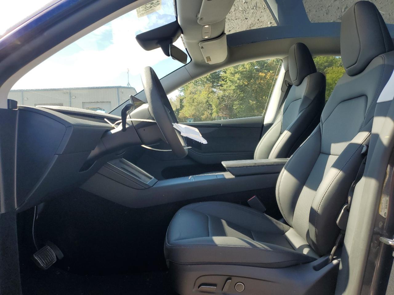 2026 Tesla Model Y VIN: 7SAYGDEE1TA390803 Lot: 85320575