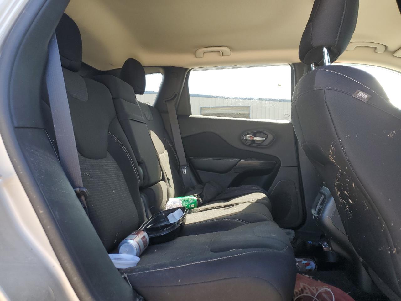 2015 Jeep Cherokee Latitude VIN: 1C4PJMCB8FW663967 Lot: 84020605