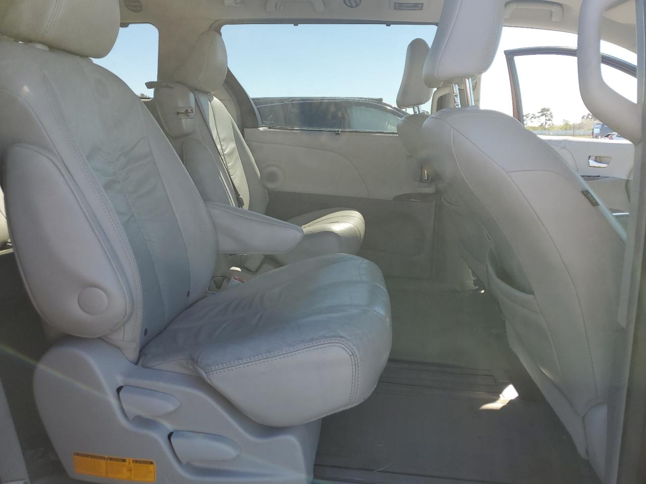 2011 Toyota Sienna Xle VIN: 5TDYK3DC0BS157577 Lot: 83822065