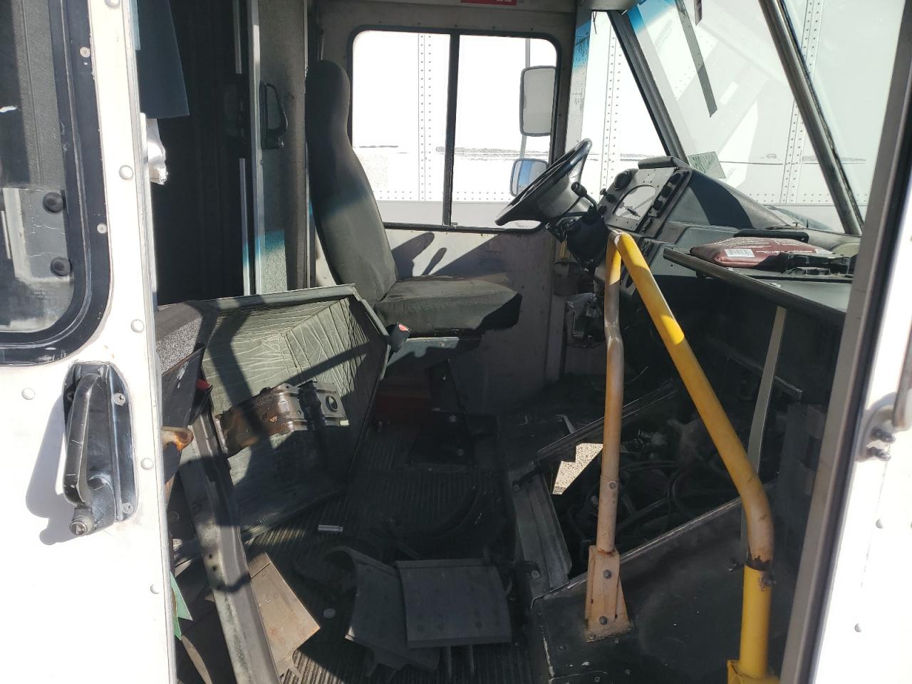 2000 Ford E350 Delivery Van VIN: 1FCJE39L3YHA77527 Lot: 90648205