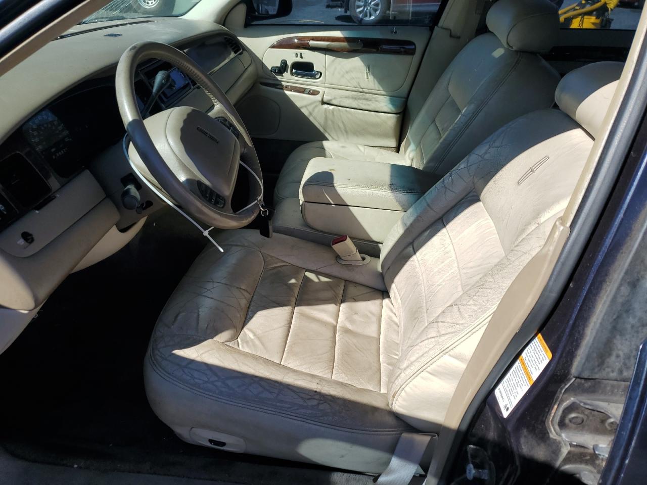 2000 Lincoln Town Car Signature VIN: 1LNHM82W2YY815736 Lot: 85776685