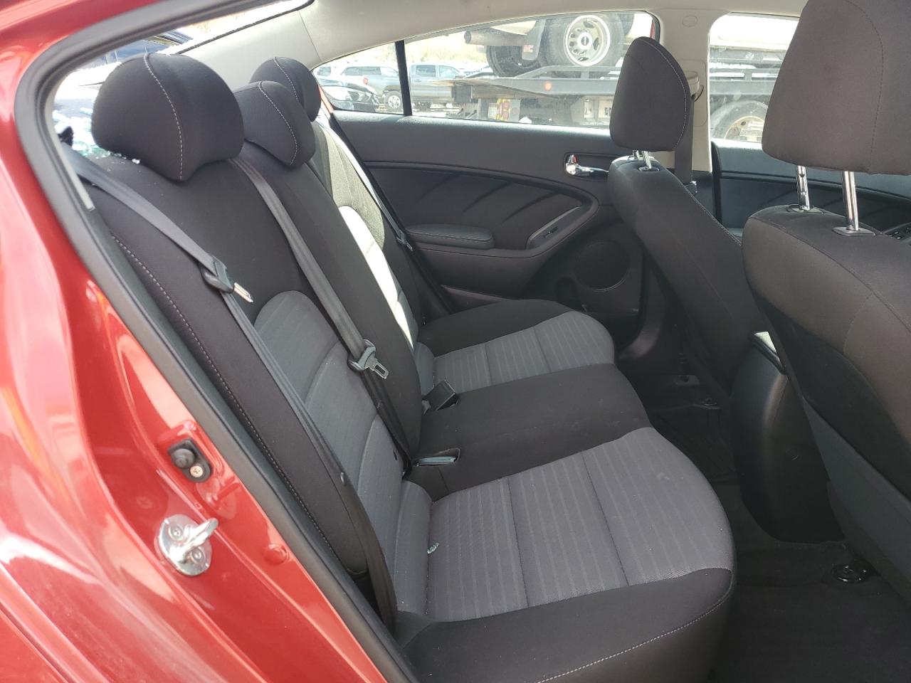 2018 Kia Forte Lx VIN: 3KPFL4A70JE275400 Lot: 90325925