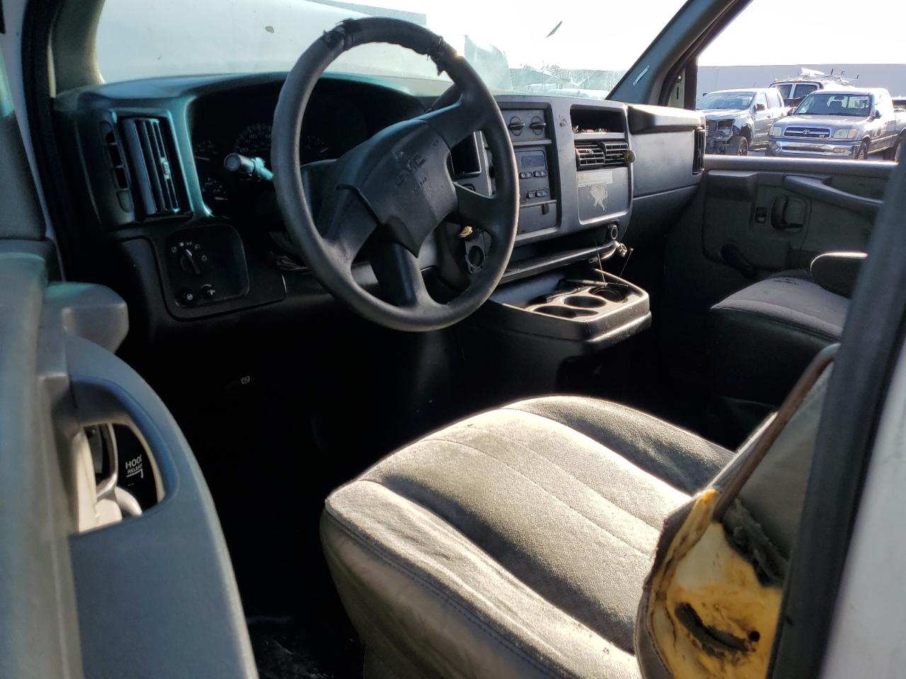 2003 GMC Savana Box Truck VIN: 1GDGG31V231904805 Lot: 89918755