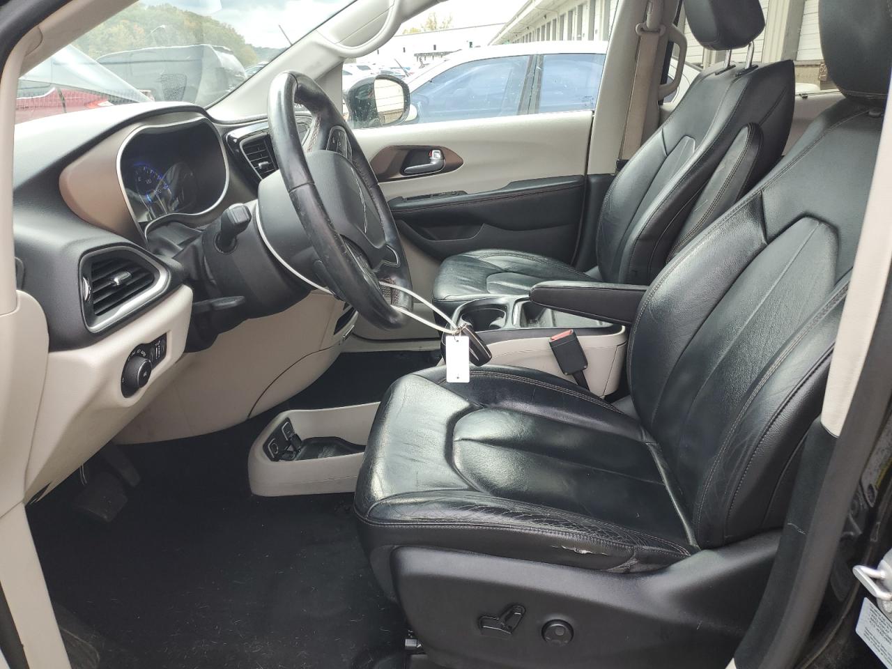 2017 Chrysler Pacifica Touring L VIN: 2C4RC1BG1HR577829 Lot: 90492965