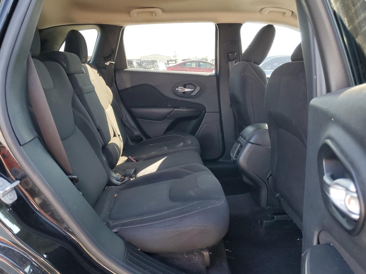 2016 Jeep Cherokee Latitude VIN: 1C4PJLCB5GW371057 Lot: 82666505