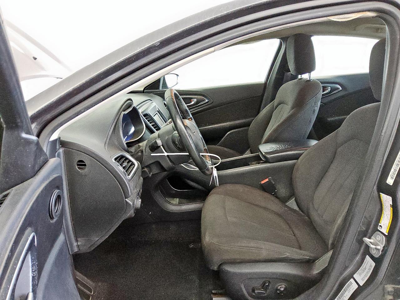 2015 Chrysler 200 Limited VIN: 1C3CCCAB4FN677090 Lot: 84035355