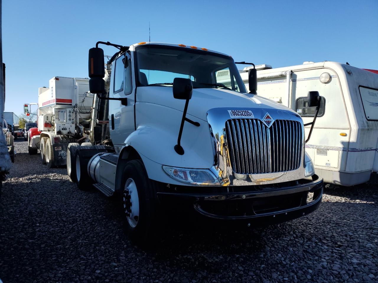 2018 International 8600 Semi Truck white  diesel 3HSHXSNR4JN471909 photo #1