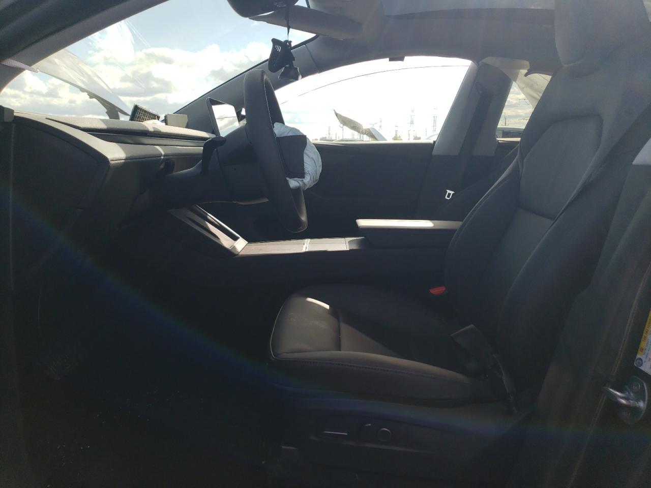 2026 Tesla Model Y VIN: 7SAYGDEEXTA479009 Lot: 85571155