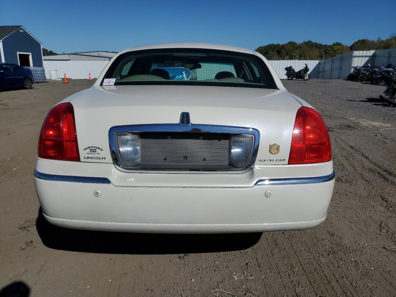 2004 Lincoln Town Car Ultimate VIN: 1LNHM83WX4Y668977 Lot: 85129955