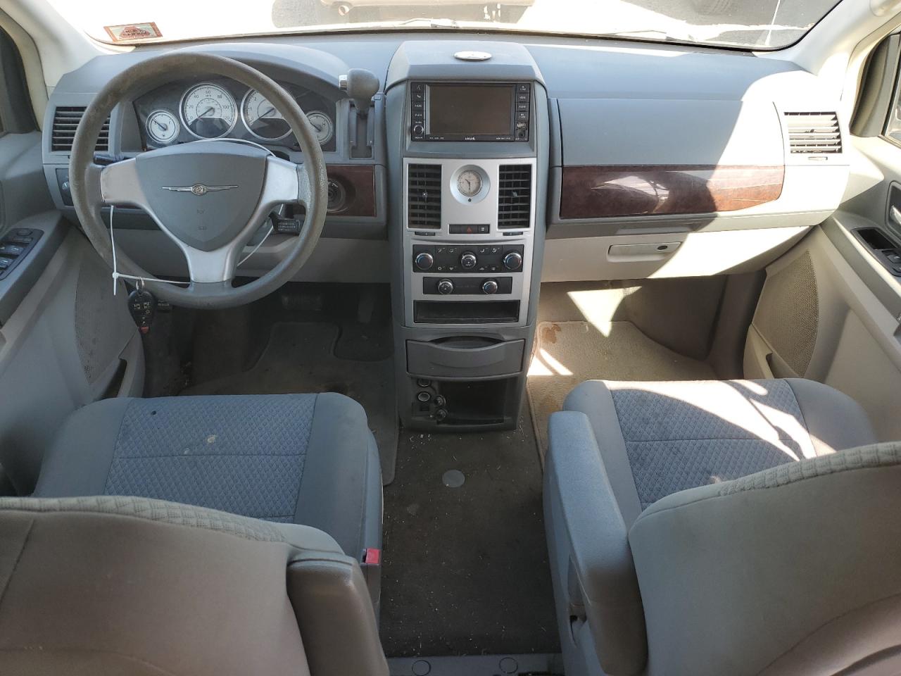 2010 Chrysler Town & Country Lx VIN: 2A4RR4DE1AR241240 Lot: 84905415