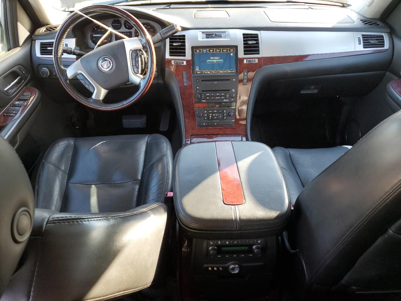 2007 Cadillac Escalade Luxury VIN: 1GYFK63847R211808 Lot: 81999375