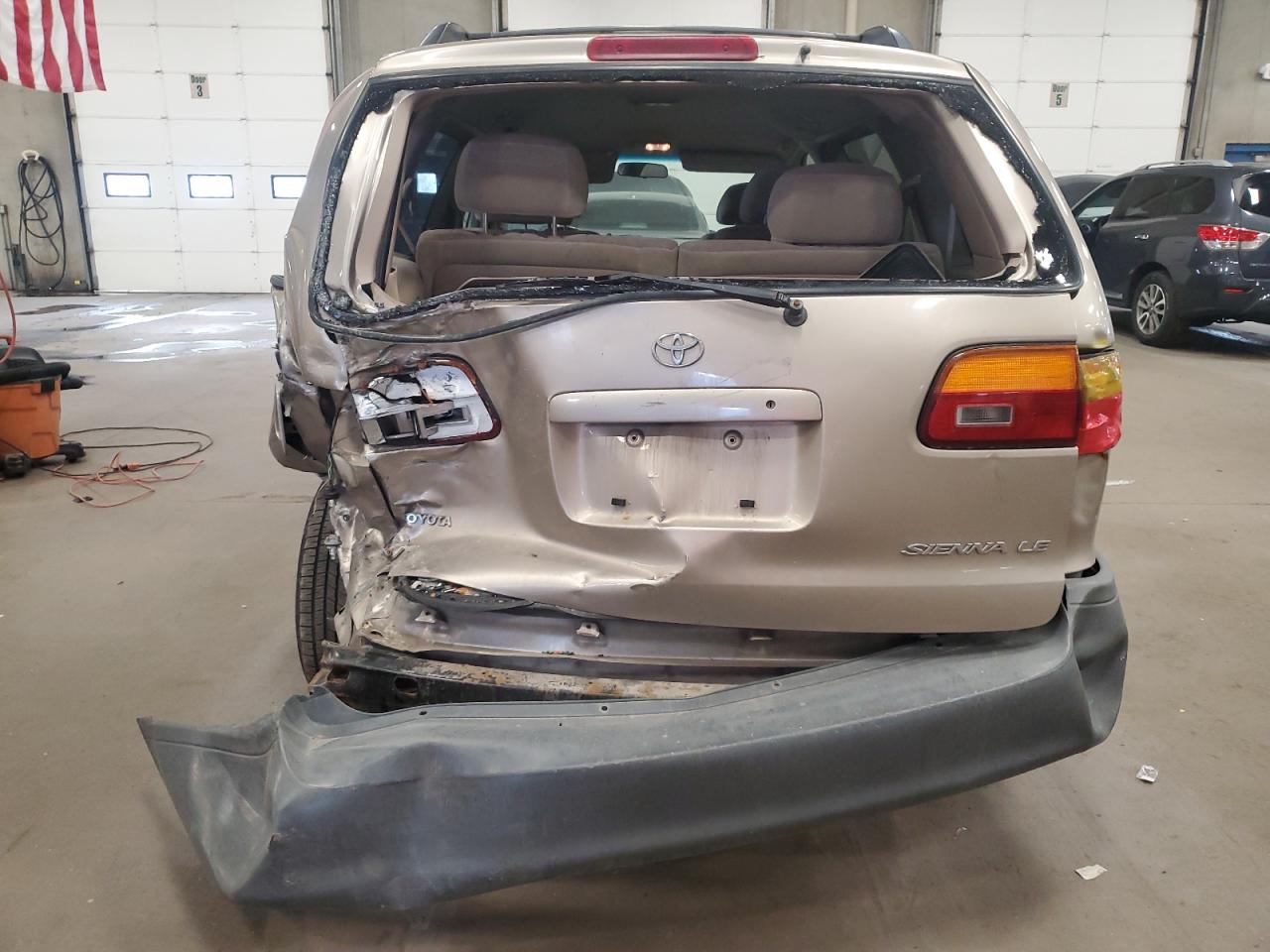 2000 Toyota Sienna Le VIN: 4T3ZF13C0YU238665 Lot: 82257435