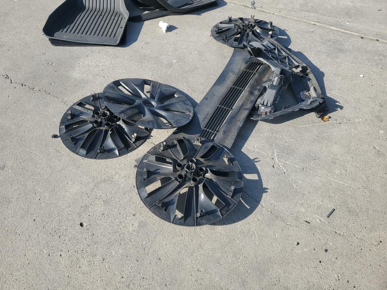 2024 Tesla Model Y VIN: 7SAYGDED4RF184698 Lot: 89866565