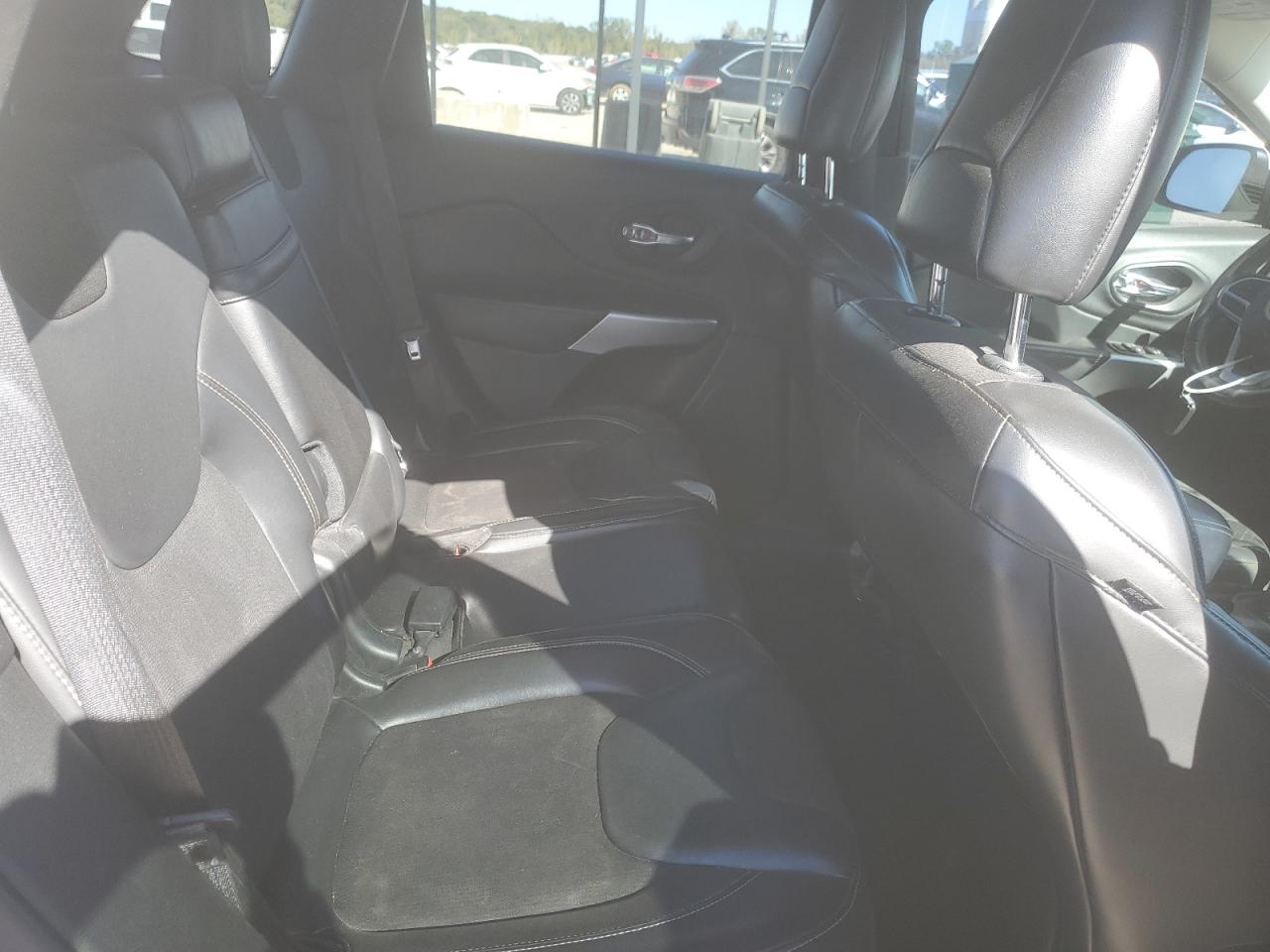 2018 Jeep Cherokee Latitude Plus VIN: 1C4PJLLB8JD518586 Lot: 82608265