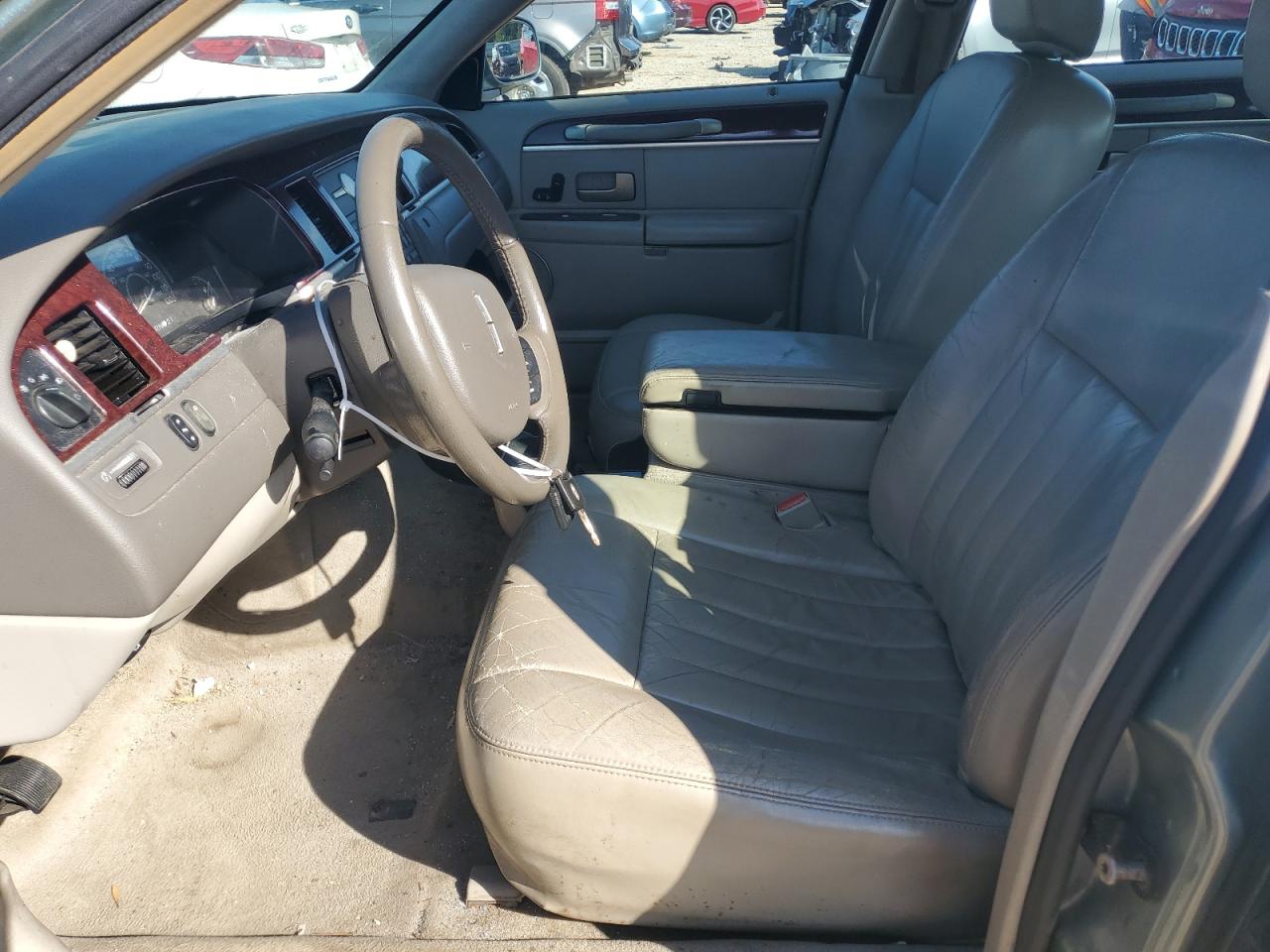 2005 Lincoln Town Car Signature VIN: 1LNHM81W25Y672400 Lot: 82003035