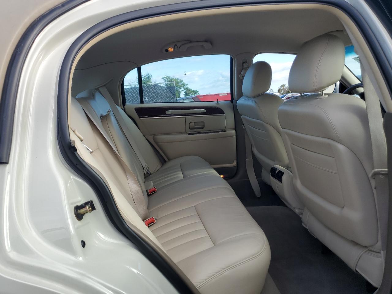 2005 Lincoln Town Car Signature VIN: 1LNHM81W85Y636744 Lot: 86994095