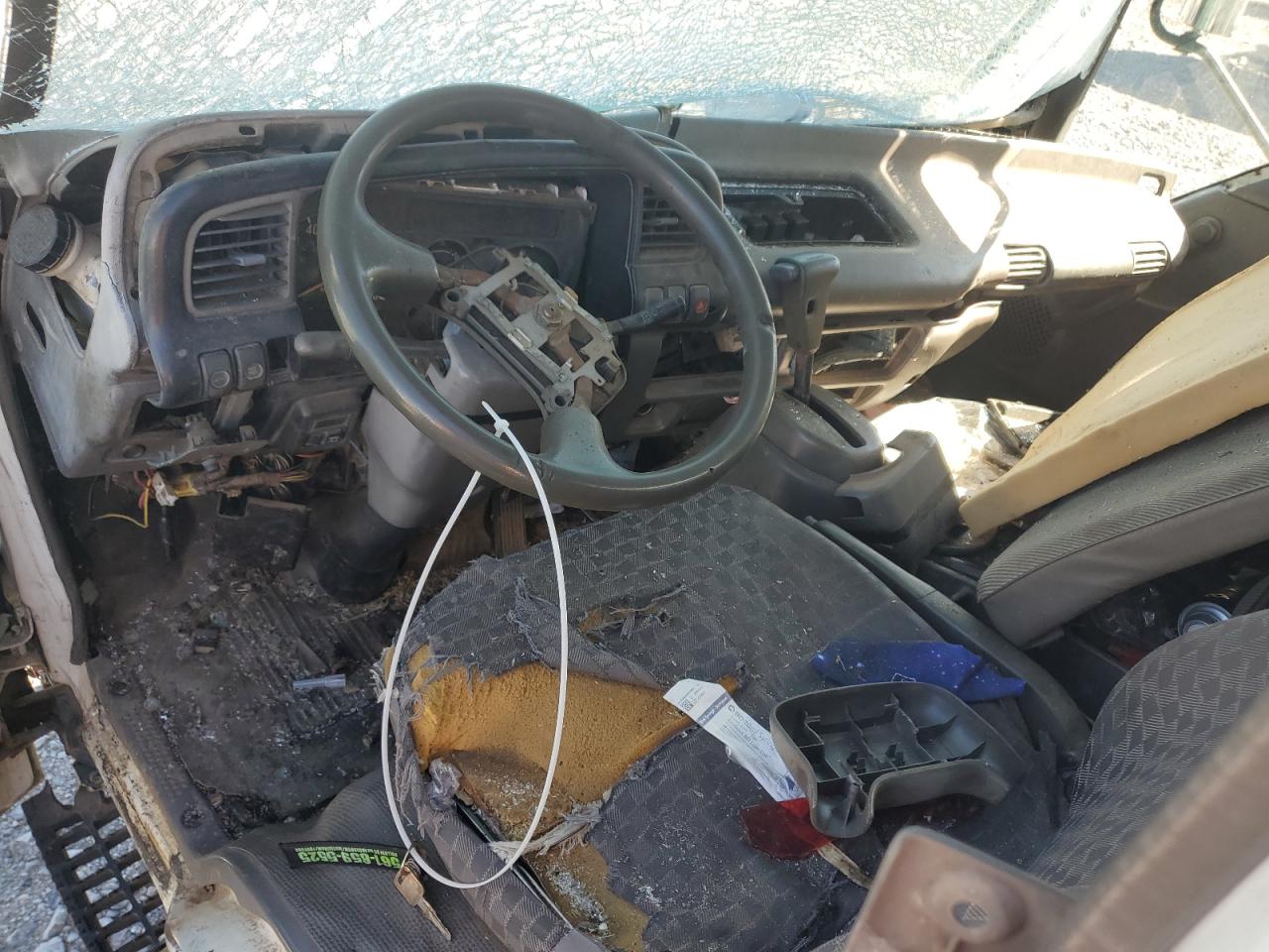 1999 Isuzu Npr VIN: 4KLB4B1R7XJ004461 Lot: 85926325