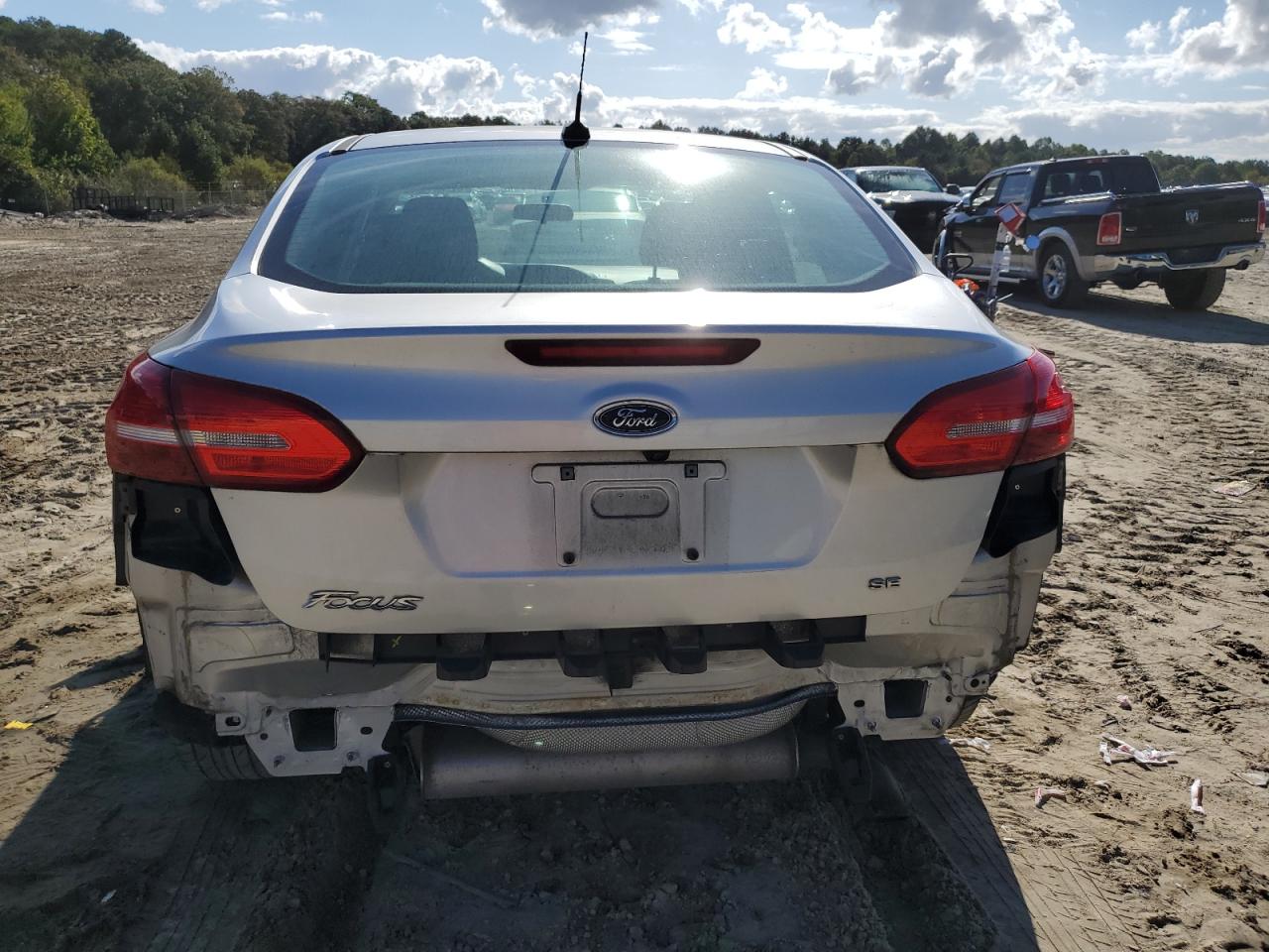 2018 Ford Focus Se VIN: 1FADP3F21JL206621 Lot: 82187245