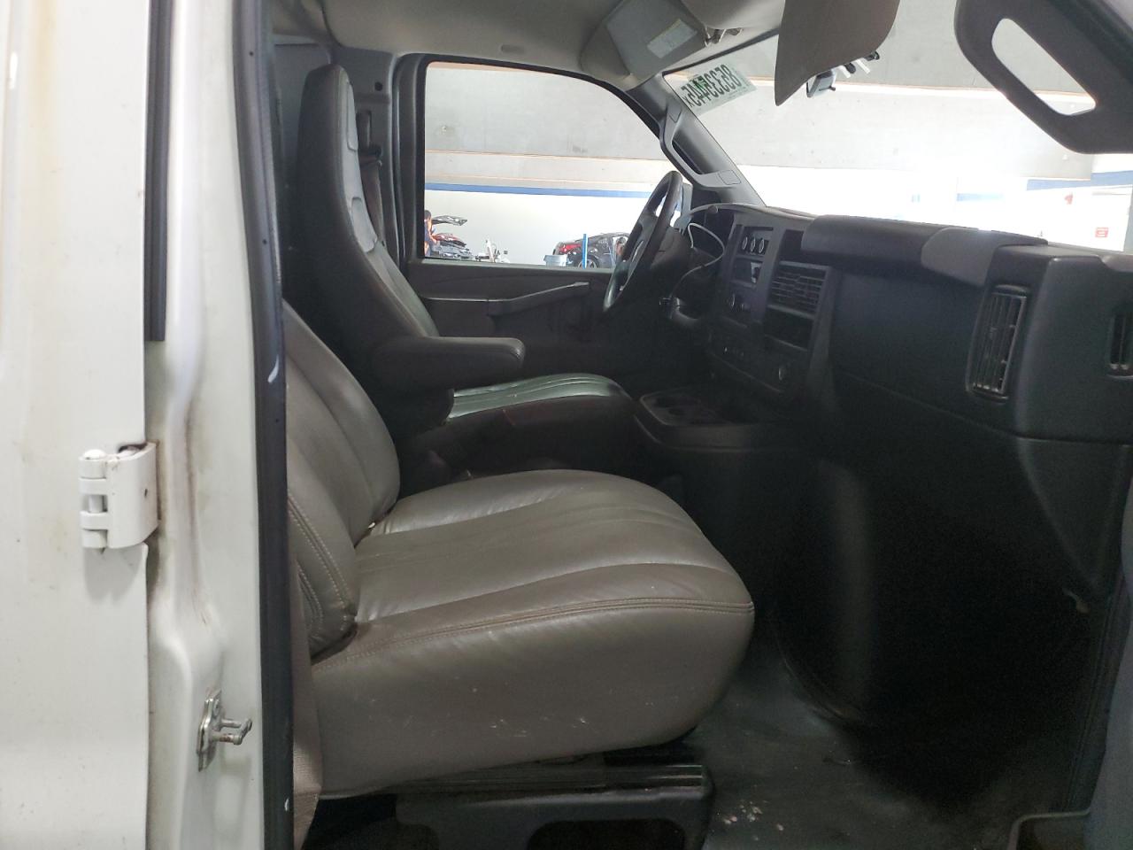 2018 Chevrolet Express G2500 VIN: 1GCWGBFPXJ1332917 Lot: 85335445