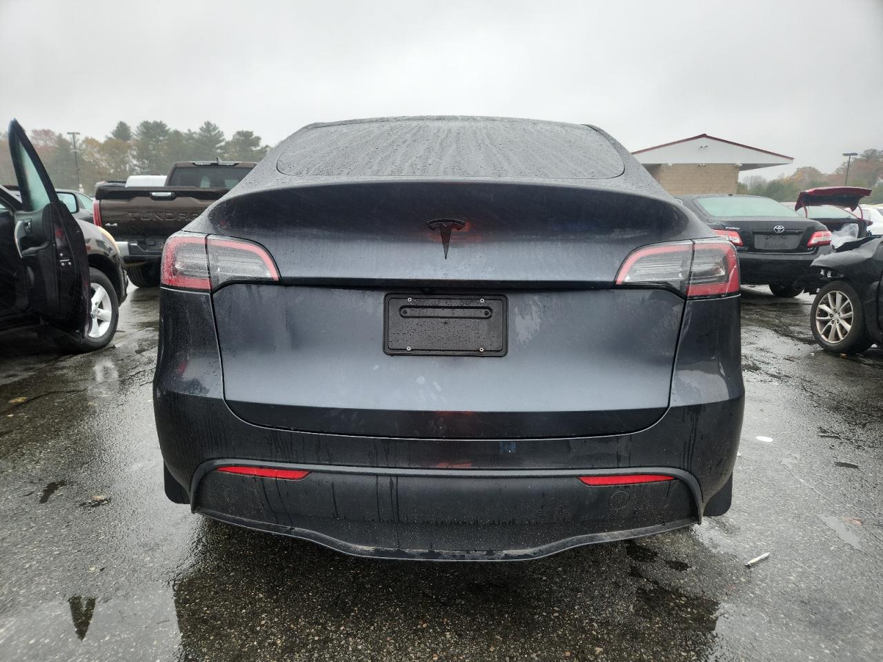 2024 Tesla Model Y VIN: 7SAYGDED9RF018824 Lot: 89921355