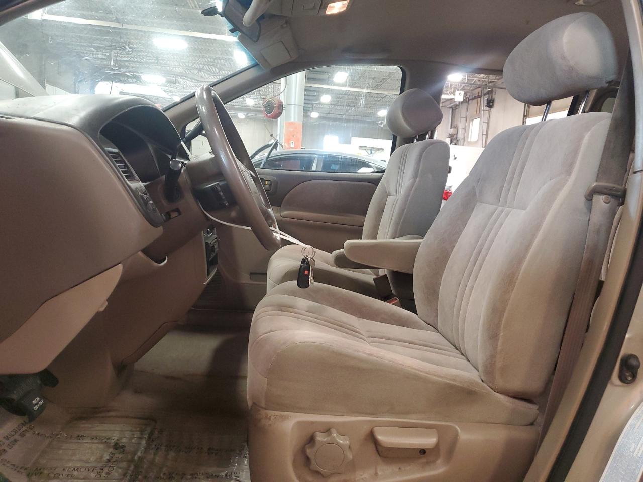 2000 Toyota Sienna Le VIN: 4T3ZF13C0YU238665 Lot: 82257435