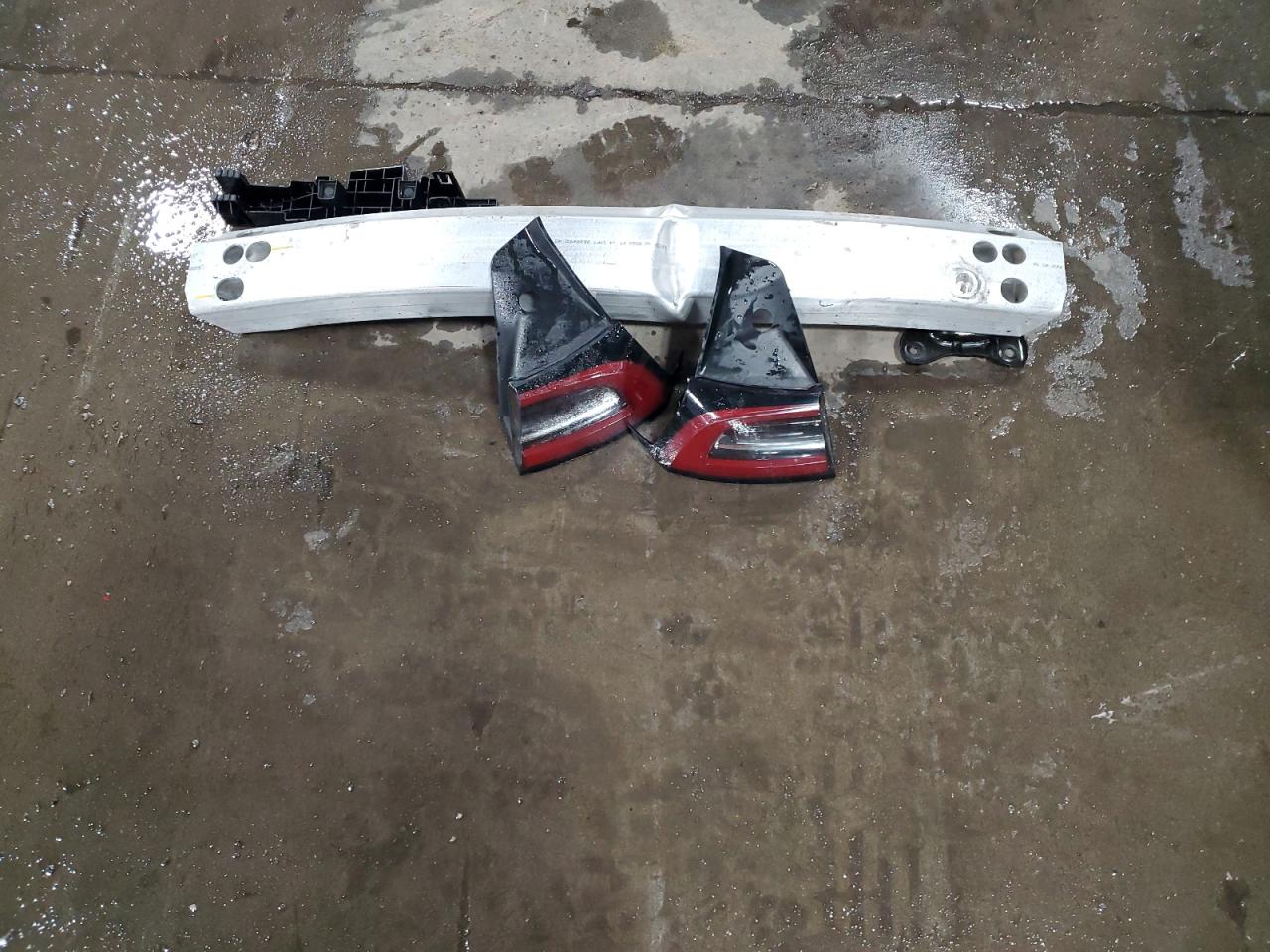 2022 Tesla Model Y VIN: 7SAYGDEE0NF386585 Lot: 85942445