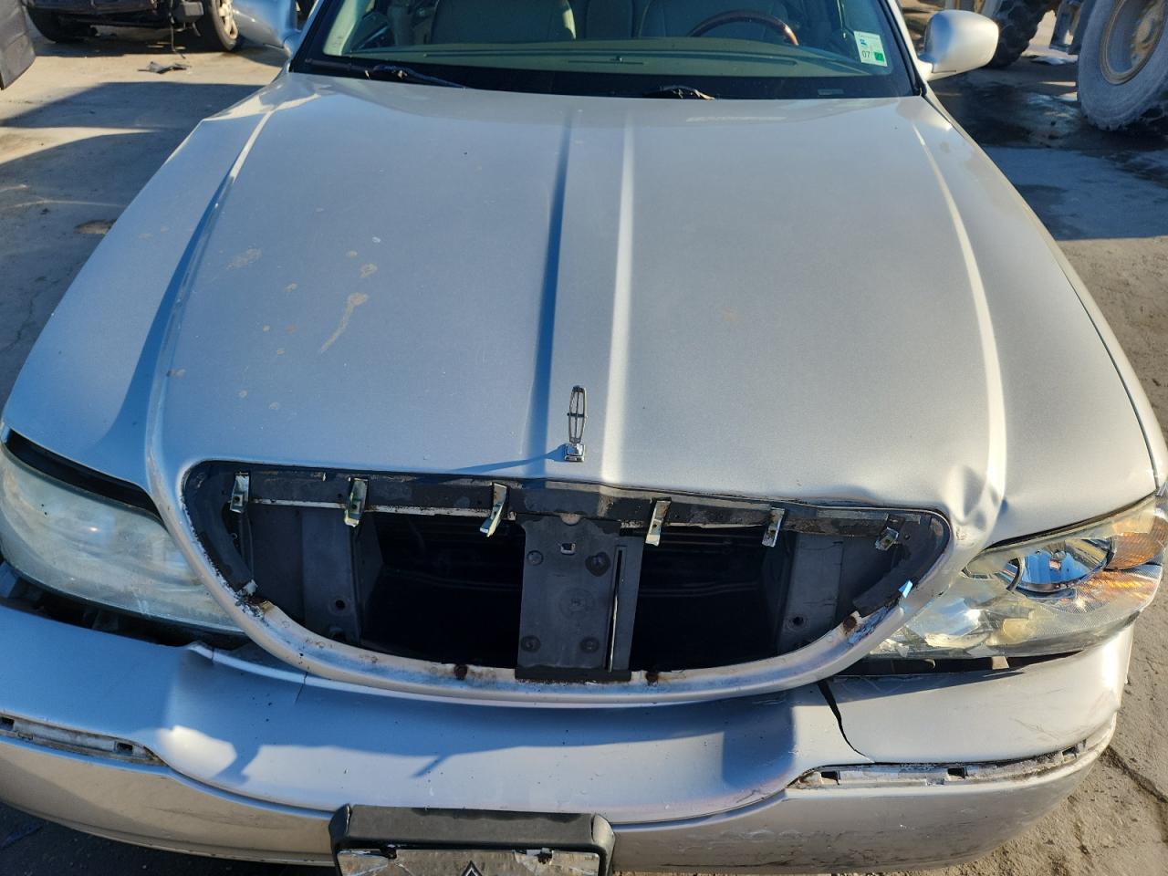 2003 Lincoln Town Car Signature VIN: 1LNHM82W13Y675400 Lot: 90508105