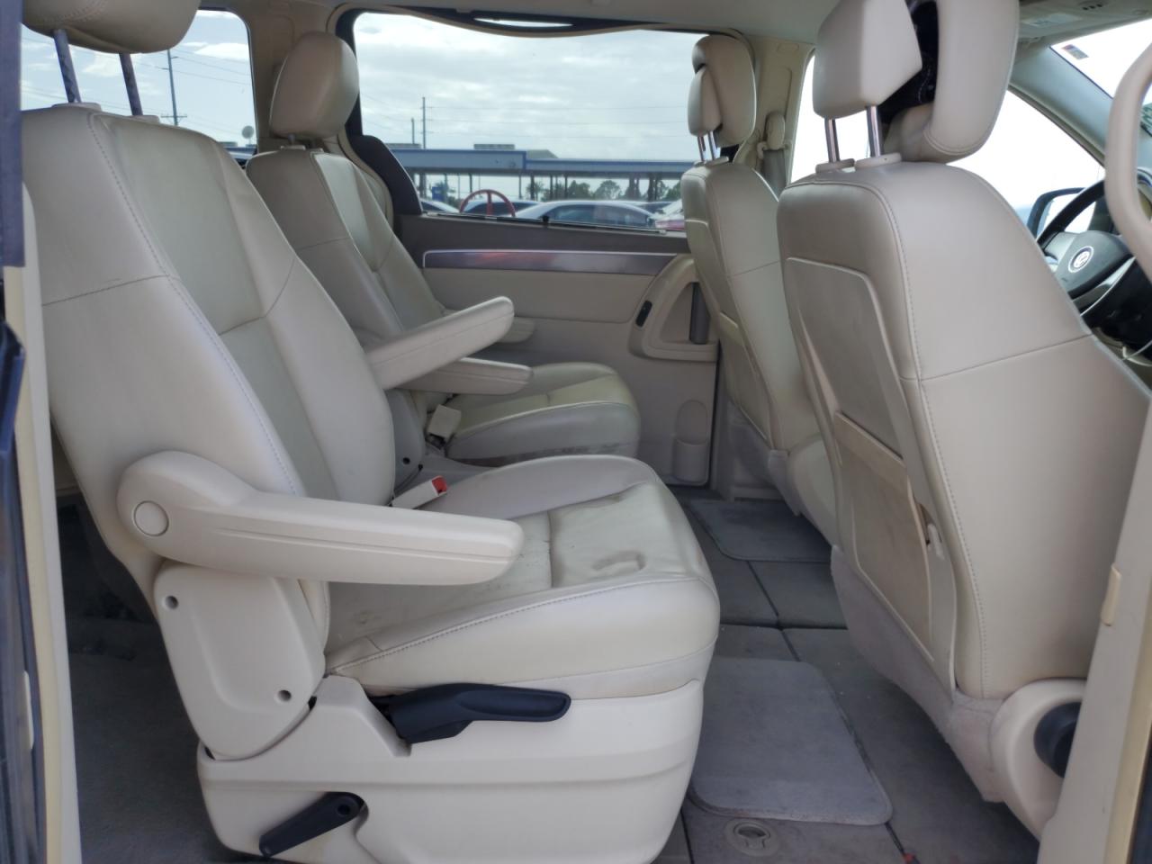 2010 Volkswagen Routan Se VIN: 2V4RW3D13AR322736 Lot: 84629865