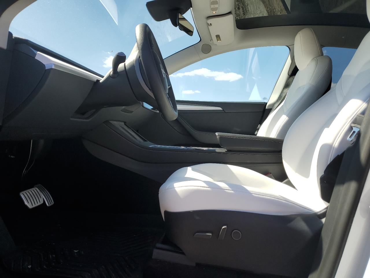 2024 Tesla Model Y VIN: 7SAYGDEF8RA319051 Lot: 90732275