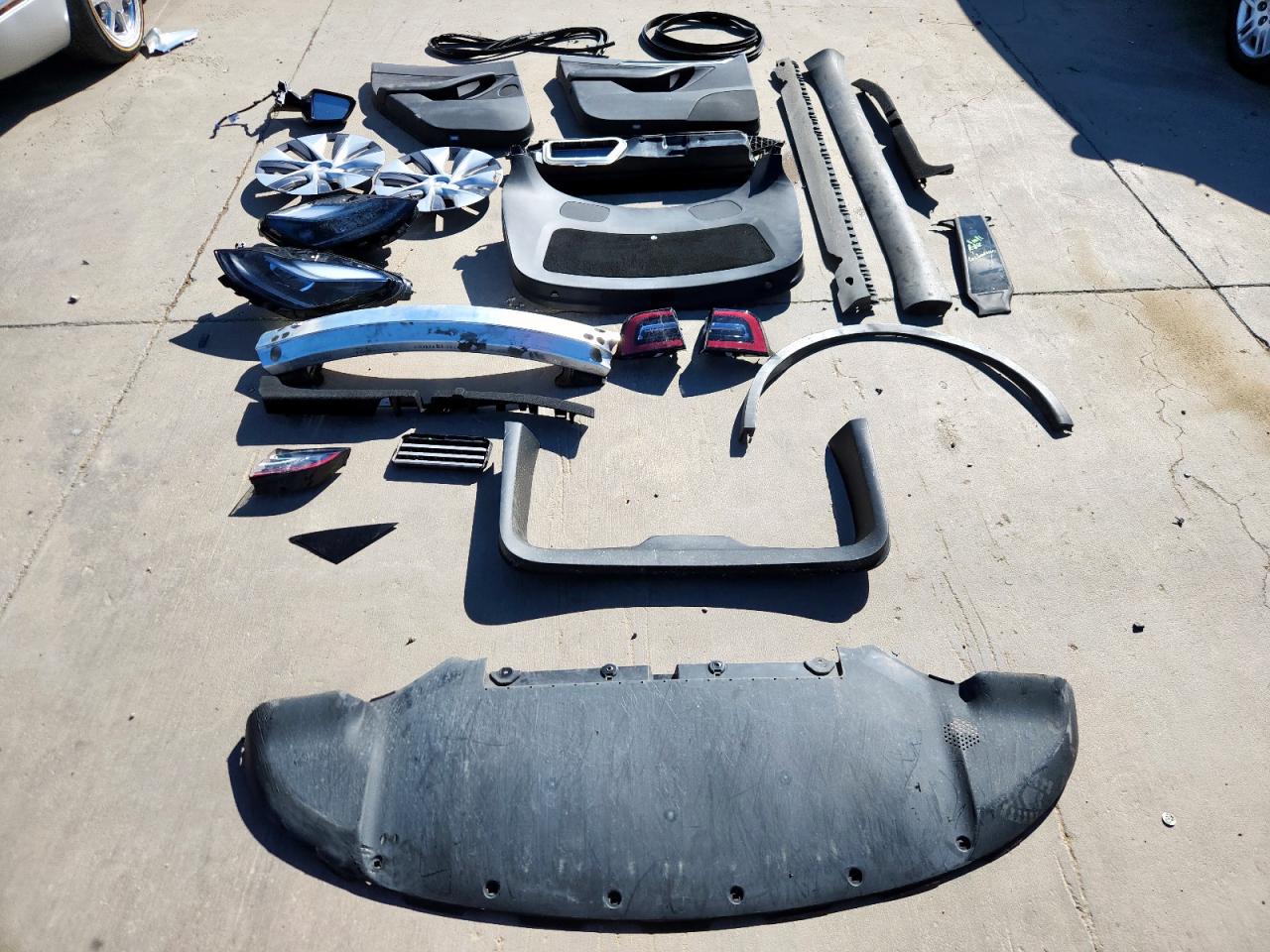 2024 Tesla Model Y VIN: 7SAYGDEE9RA232539 Lot: 90125675