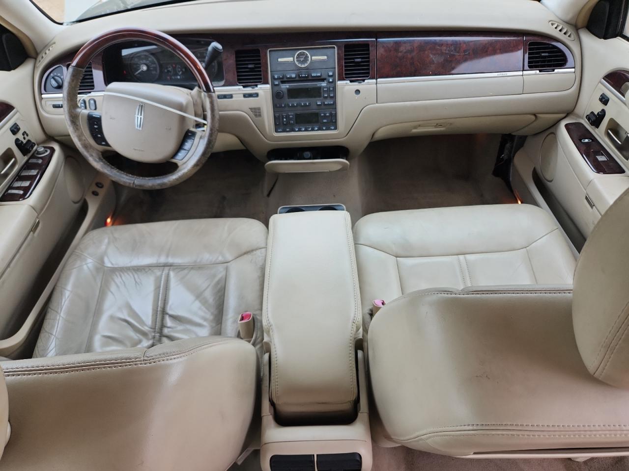 2009 Lincoln Town Car Signature Limited VIN: 2LNHM82V39X605168 Lot: 84237135