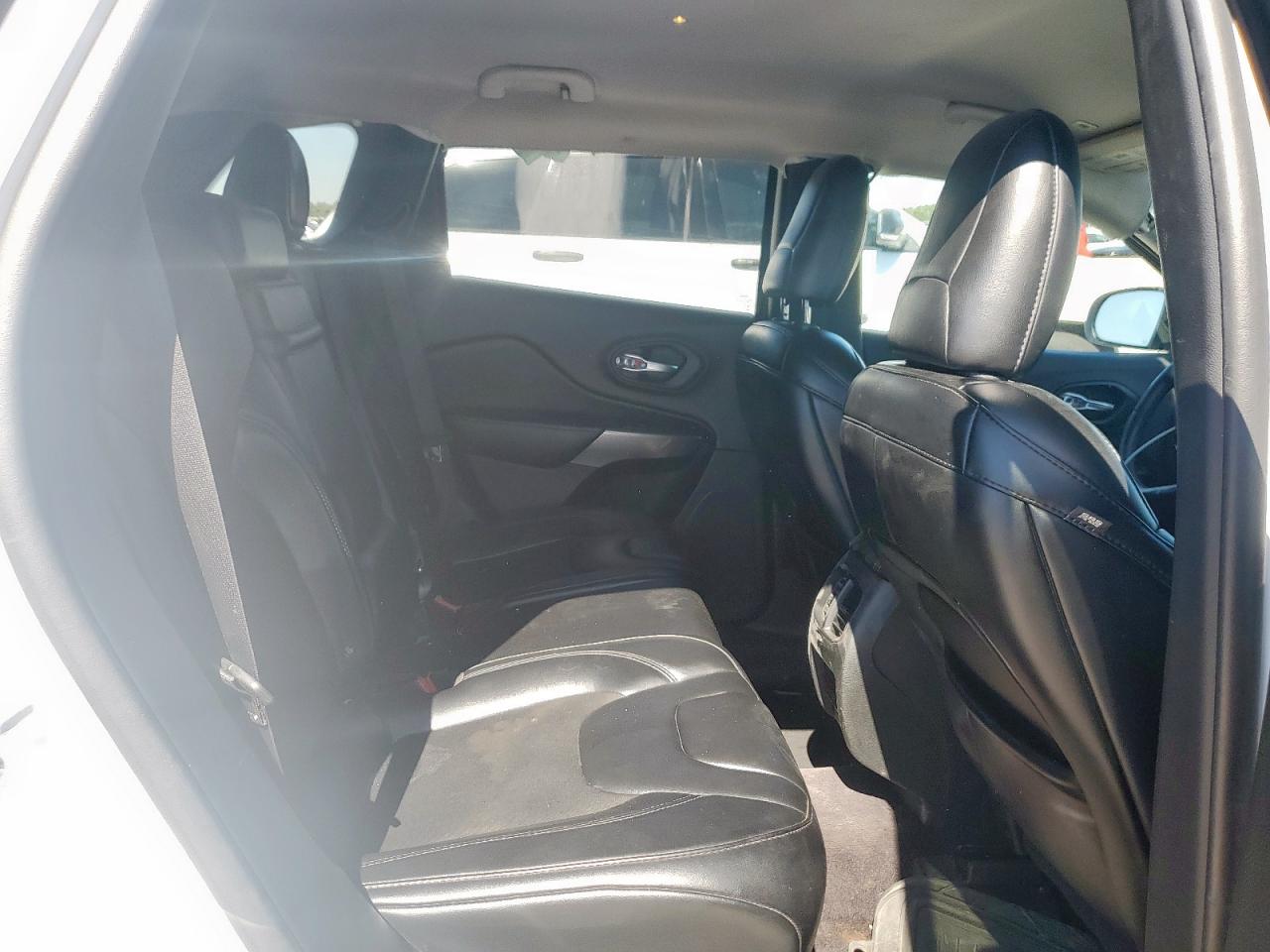 2019 Jeep Cherokee Latitude Plus VIN: 1C4PJLLB2KD176392 Lot: 86108665