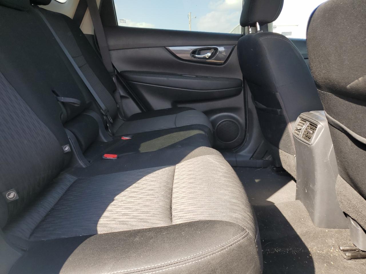 2017 Nissan Rogue S VIN: KNMAT2MT2HP589969 Lot: 85863405