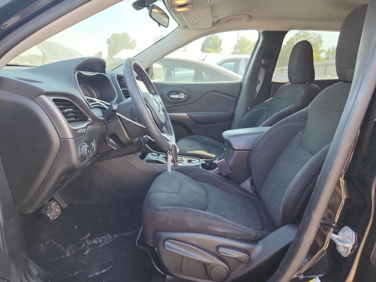 2019 Jeep Cherokee Latitude VIN: 1C4PJLCB3KD325893 Lot: 83941845