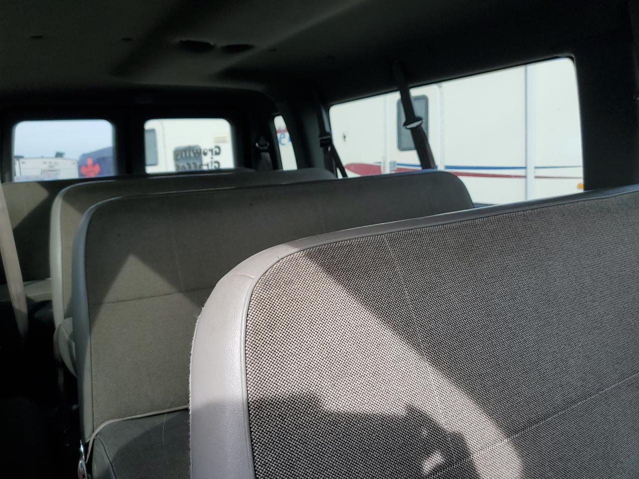 1999 Ford Econoline E350 Super Duty Wagon VIN: 1FBSS31L4XHA18496 Lot: 90064585