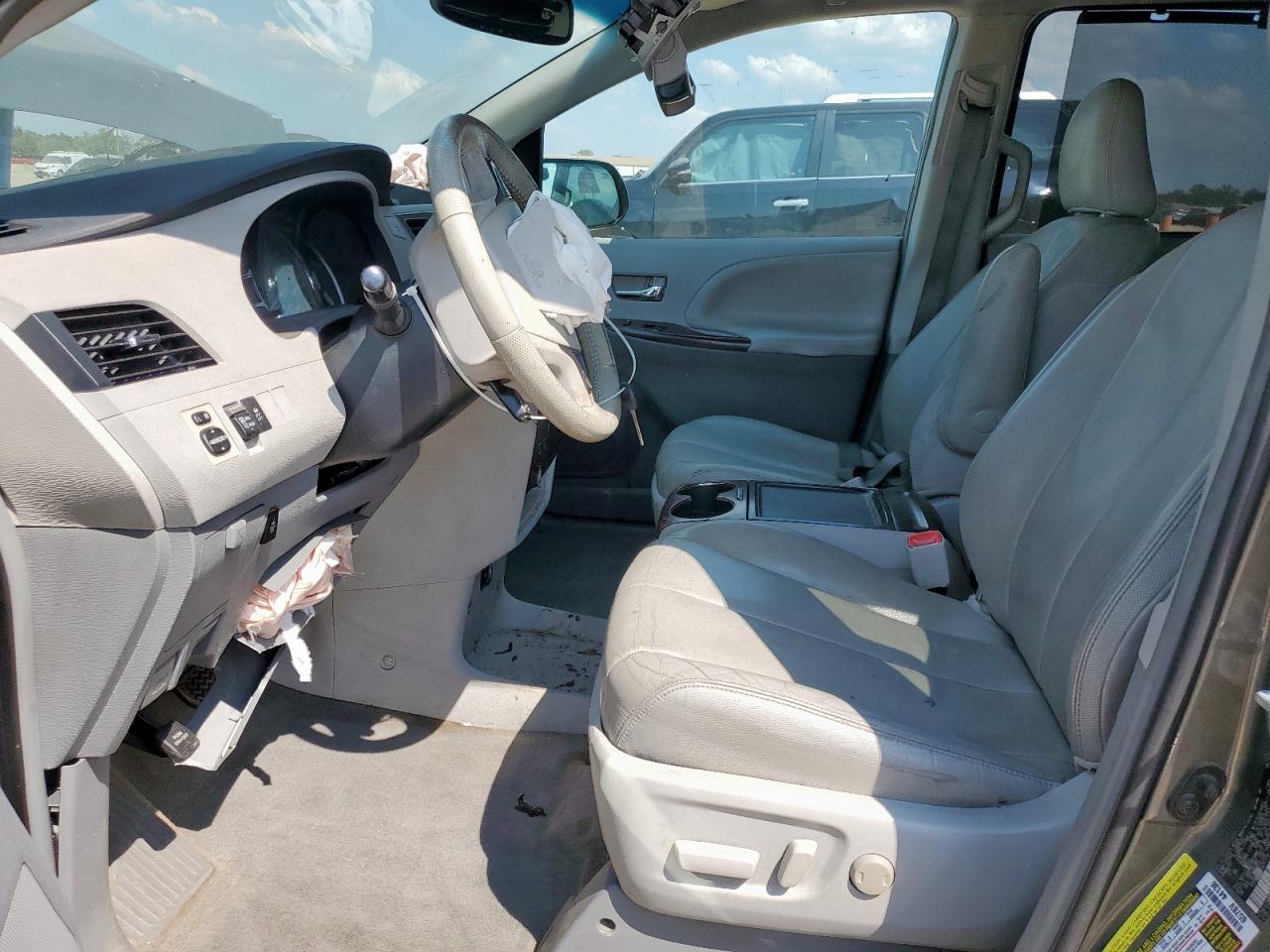 2012 Toyota Sienna Xle VIN: 5TDYK3DC8CS257279 Lot: 84924515