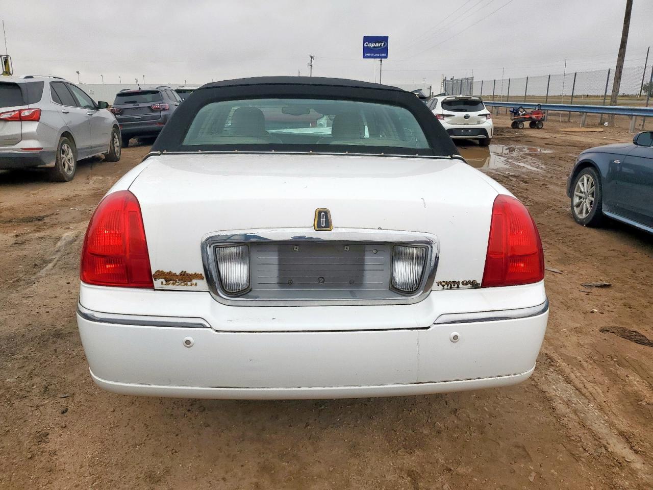 2003 Lincoln Town Car Signature VIN: 1LNHM82W23Y628490 Lot: 81575675