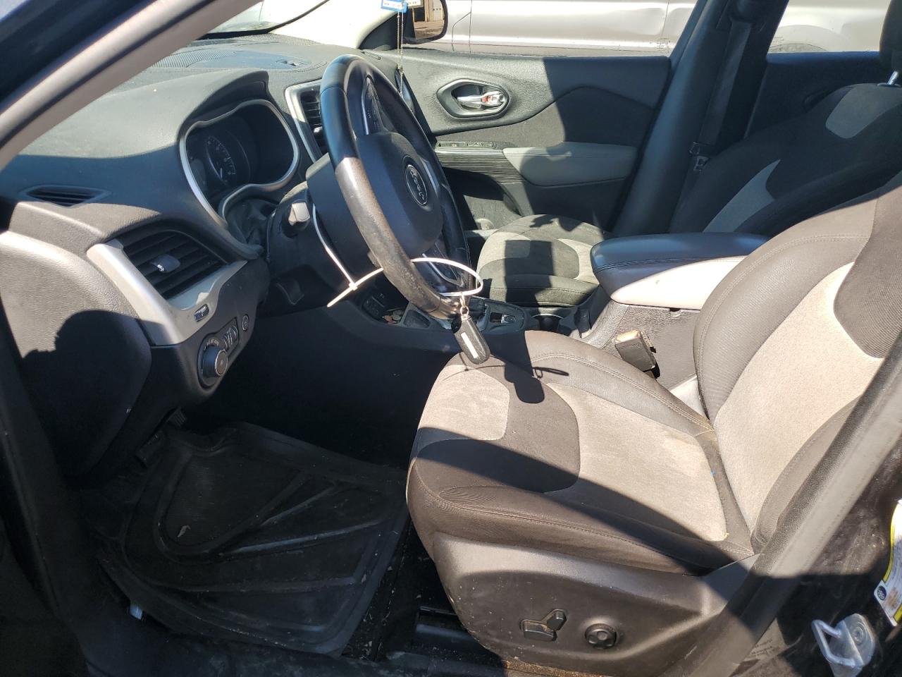 2014 Jeep Cherokee Latitude VIN: 1C4PJLCS9EW105179 Lot: 82290845