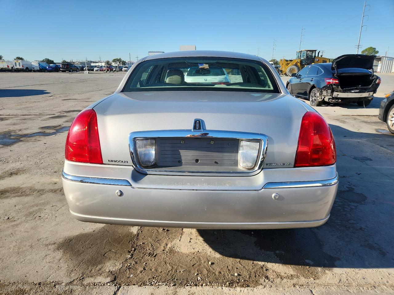 2003 Lincoln Town Car Signature VIN: 1LNHM82W13Y675400 Lot: 90508105