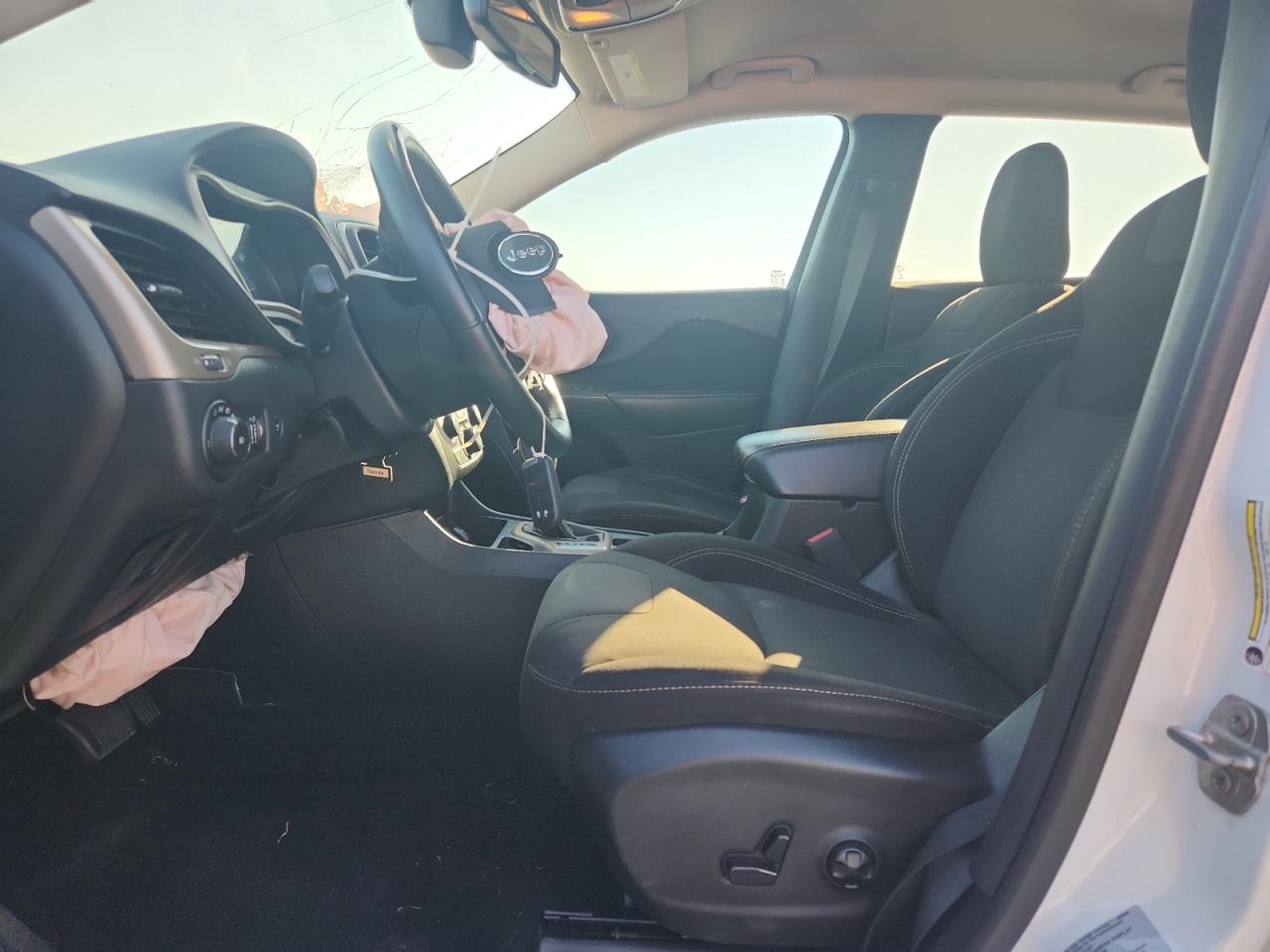 2016 Jeep Cherokee Latitude VIN: 1C4PJLCB9GW373927 Lot: 82410185