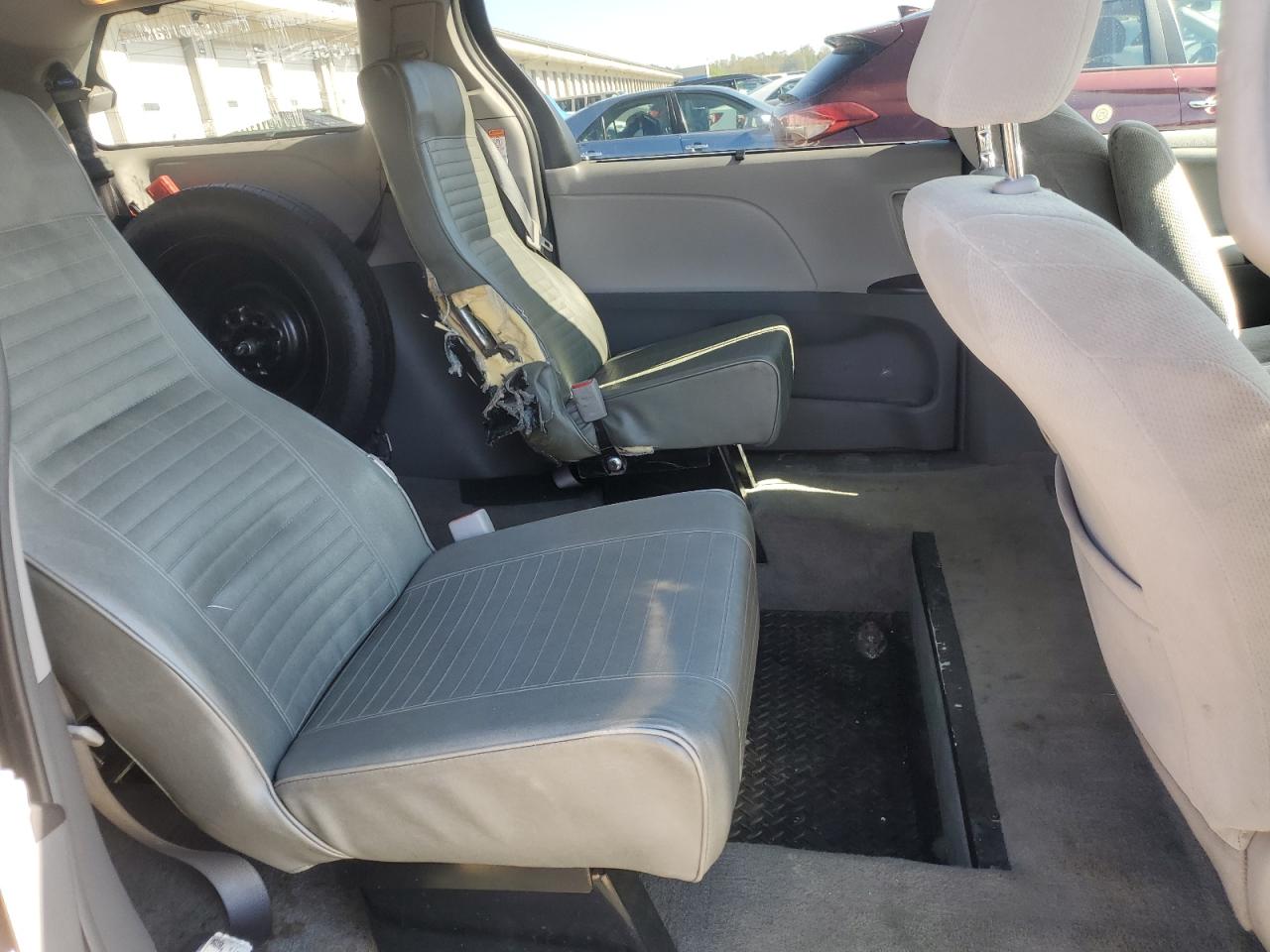 2018 Toyota Sienna Le VIN: 5TDKZ3DC9JS948285 Lot: 82350405