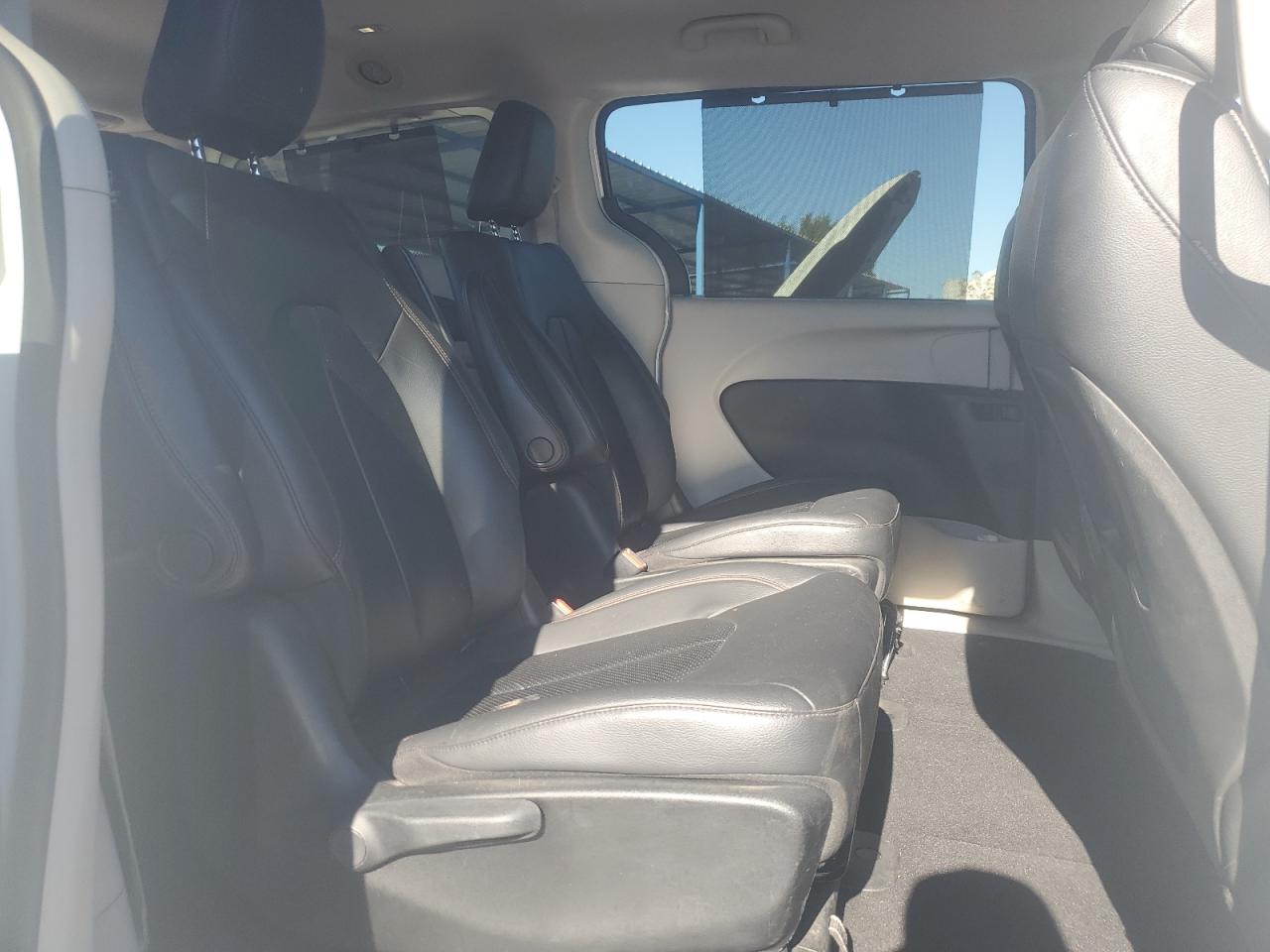 2018 Chrysler Pacifica Hybrid Touring L VIN: 2C4RC1L7XJR194847 Lot: 90311885