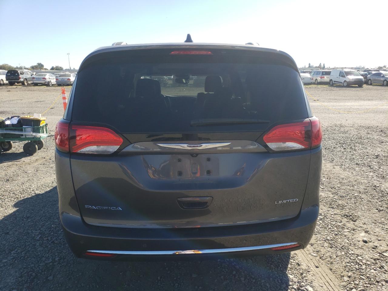 2018 Chrysler Pacifica Limited VIN: 2C4RC1GG5JR357785 Lot: 90327085