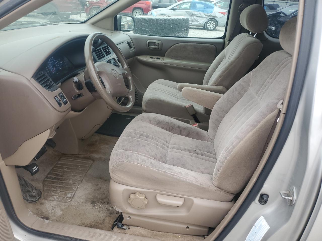 2002 Toyota Sienna Le VIN: 4T3ZF13C82U460586 Lot: 82331825