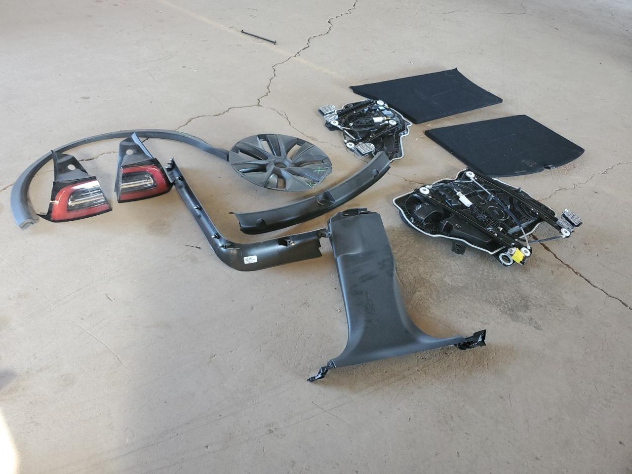 2025 Tesla Model Y VIN: 7SAYGDED2SF270100 Lot: 82744585