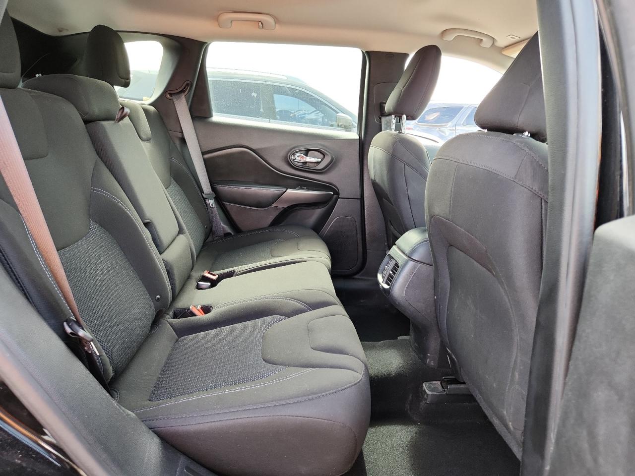 2019 Jeep Cherokee Latitude VIN: 1C4PJMCB5KD437116 Lot: 82453425